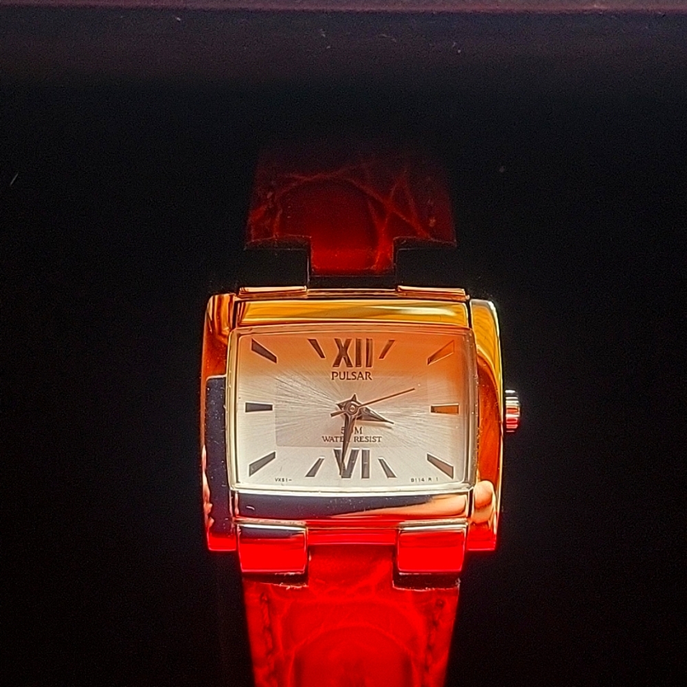 Ladies Pulsar watch - New in original box. In Working Order.